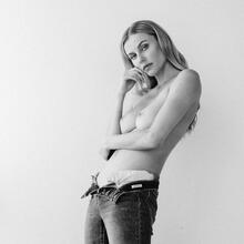  Nude