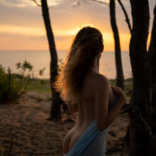  Nude