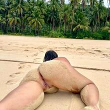  Nude