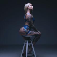  Nude