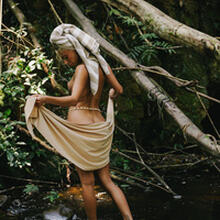  Nude