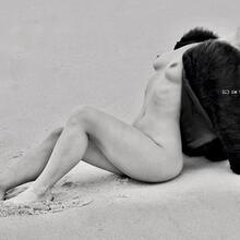  Nude