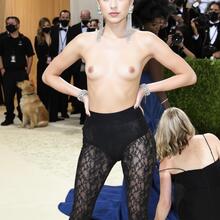  Nude