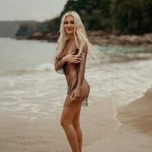  Nude