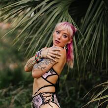  Nude