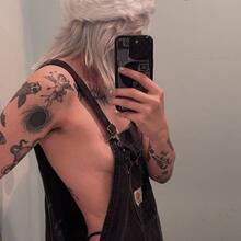  Nude