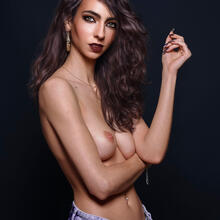  Nude