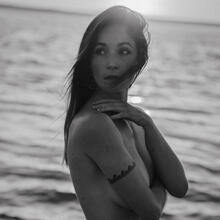  Nude