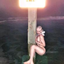  Nude