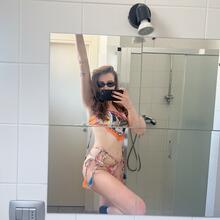  Nude