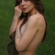  Nude
