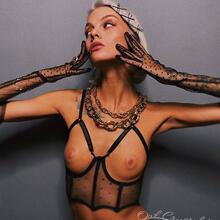  Nude