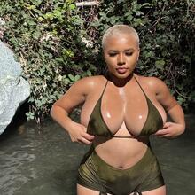  Nude