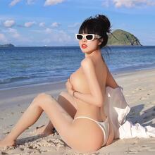  Nude