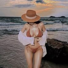  Nude