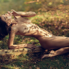  Nude