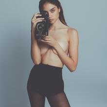  Nude