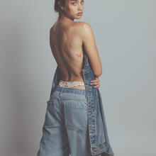  Nude