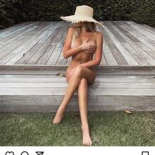  Nude