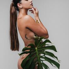  Nude