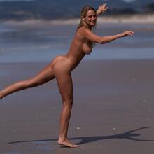  Nude