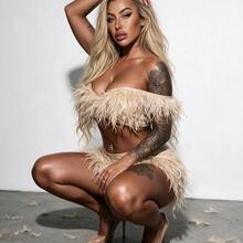  Nude