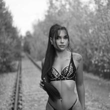  Nude