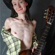 Nude