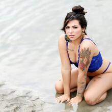  Nude