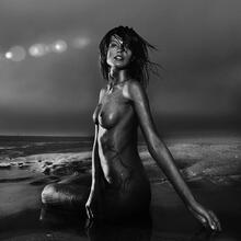  Nude