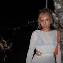  Nude