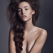  Nude