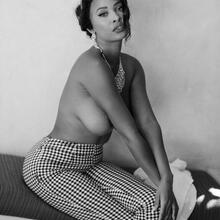  Nude