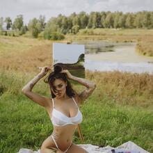  Nude