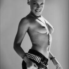  Nude