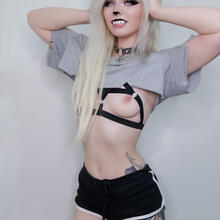  Nude