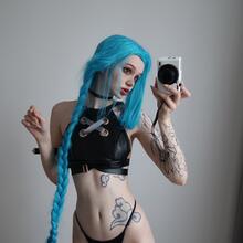  Nude