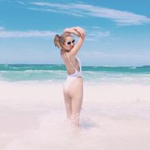  Nude