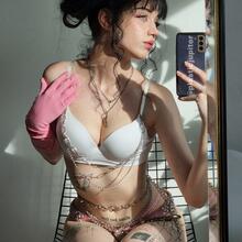  Nude