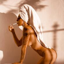  Nude
