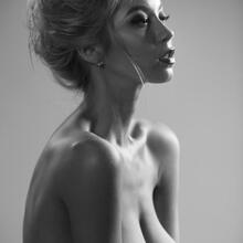  Nude