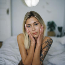  Nude
