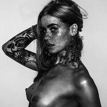  Nude