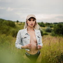  Nude