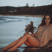  Nude
