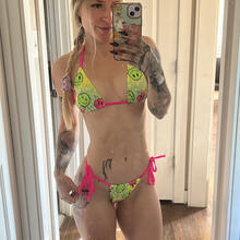  Nude