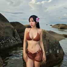  Nude