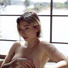  Nude