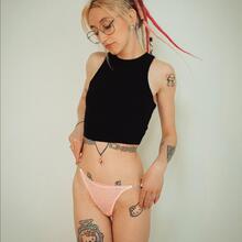  Nude
