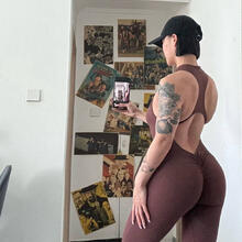  Nude